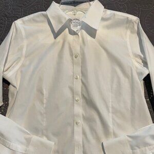 Brooks Brothers 97%  White Cotton, non iron fitted blouse